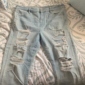 American Eagle Cropped Lightwash Ripped Jeans